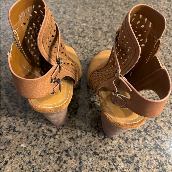 Cute!! BCBG Slightly used Suede Booties Camel color Size 9 1/2 4” heel Zip sides - Picture 13 of 15